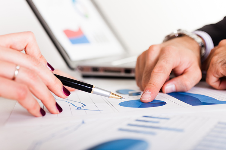 drover-business-people-pointing-at-charts